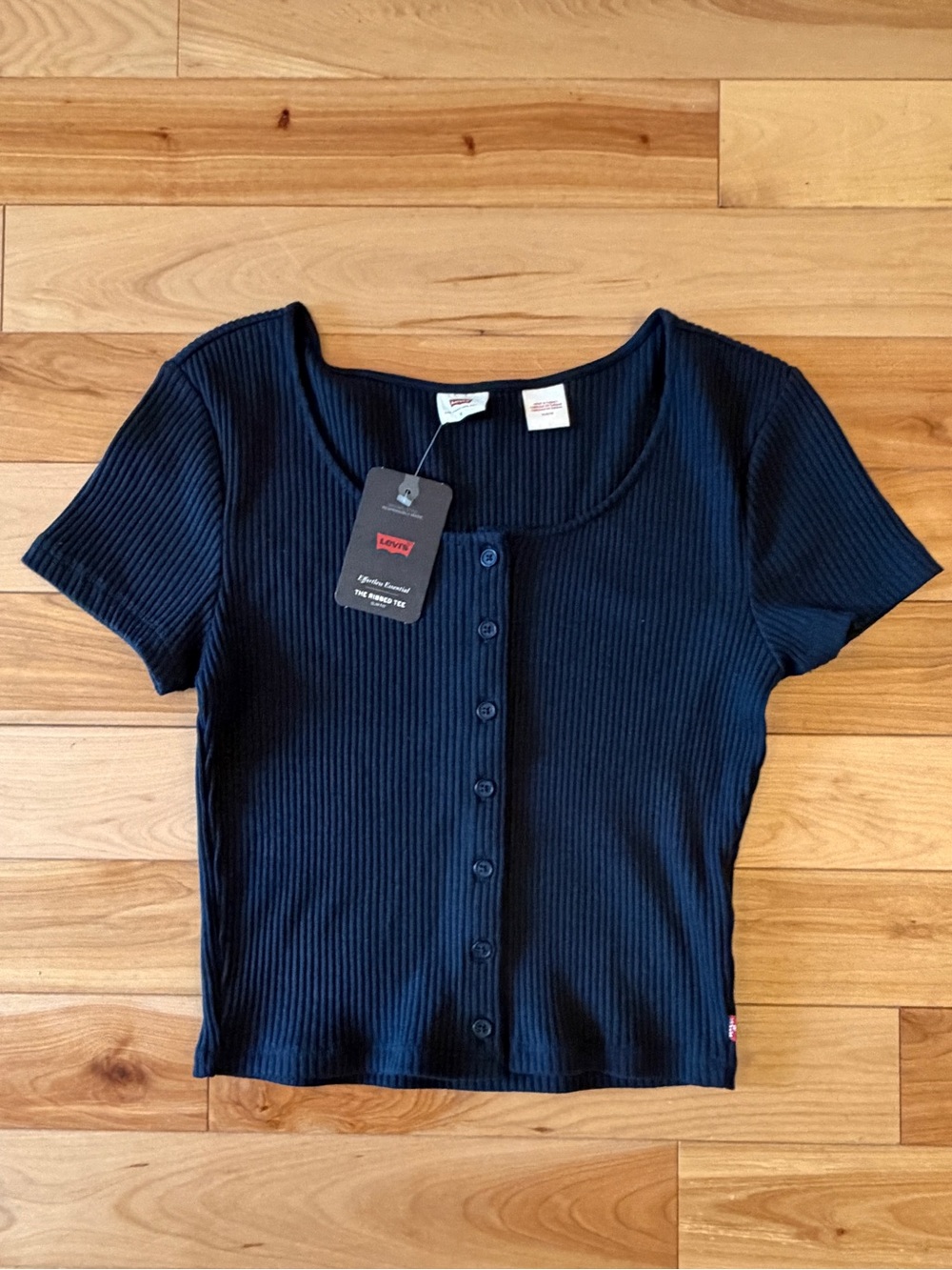 NWT Levi’s Women’s Ribbed Cropped T—Medium